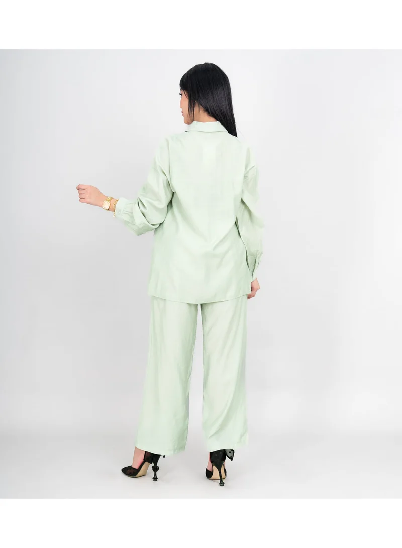 اكسا طقم عصري من قطعتين: بلوزة وبنطال بتفاصيل كريستالية